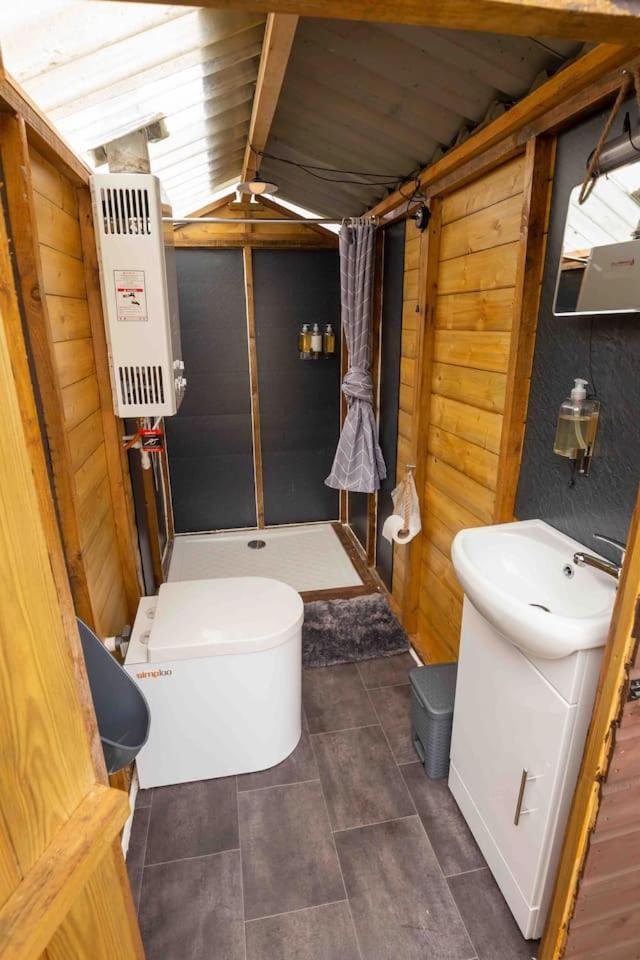 Roaches Retreat Family Glampsite, Rocky Reach Bell Tent With Outdoor Adventures And Campfire Nights Upper Hulme Exterior foto