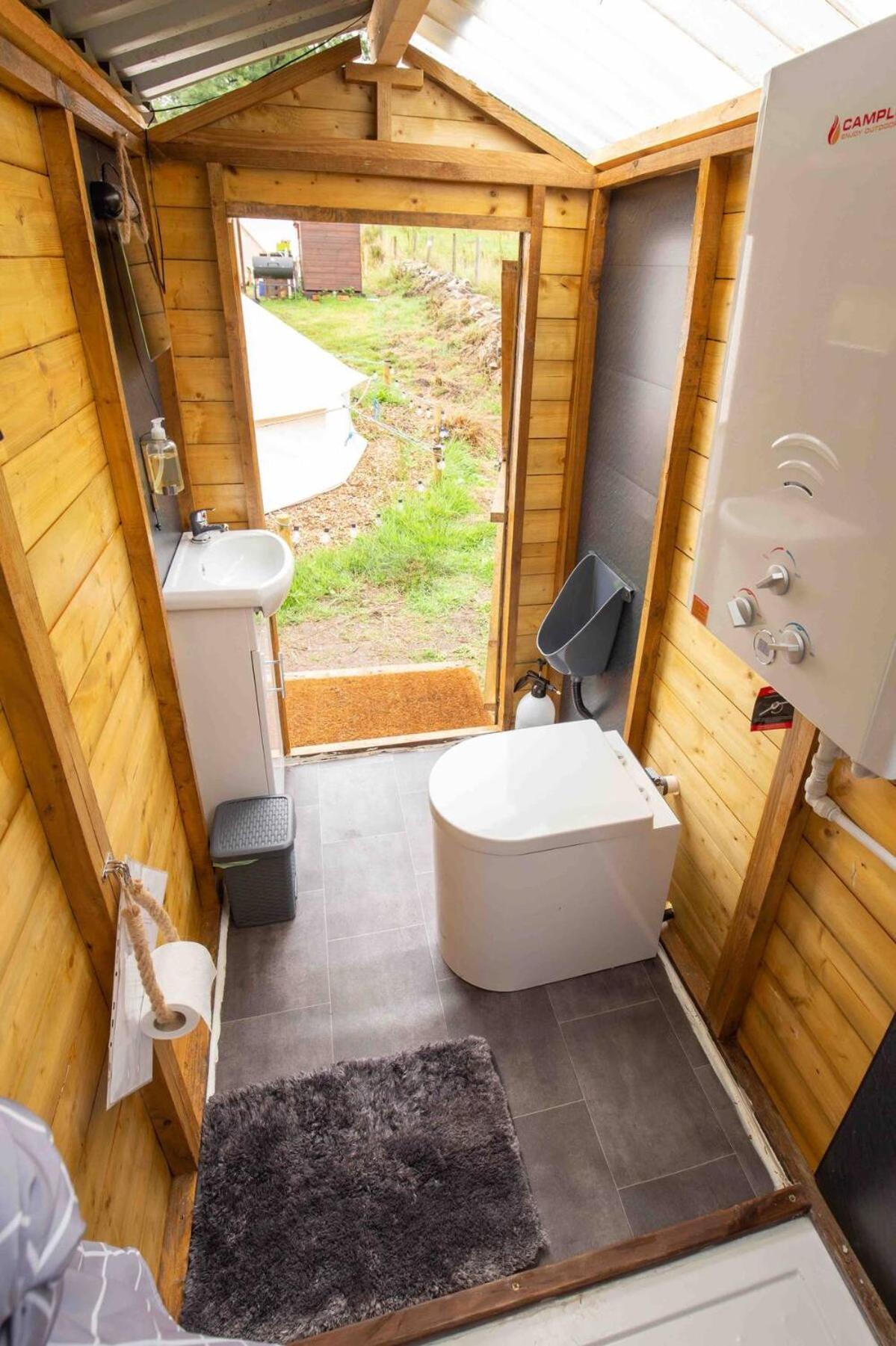 Roaches Retreat Family Glampsite, Rocky Reach Bell Tent With Outdoor Adventures And Campfire Nights Upper Hulme Exterior foto