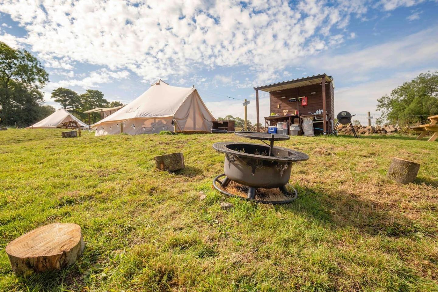 Roaches Retreat Family Glampsite, Rocky Reach Bell Tent With Outdoor Adventures And Campfire Nights Upper Hulme Exterior foto